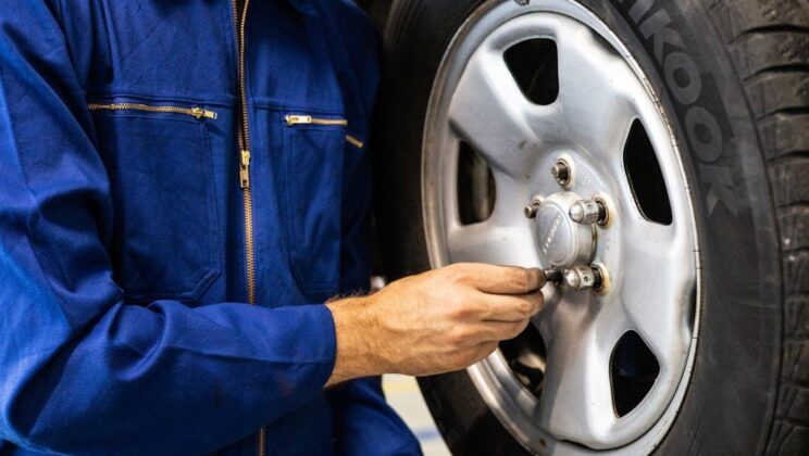 Vikten av att byta däck: Säkra din bil för säsongens utmaningar